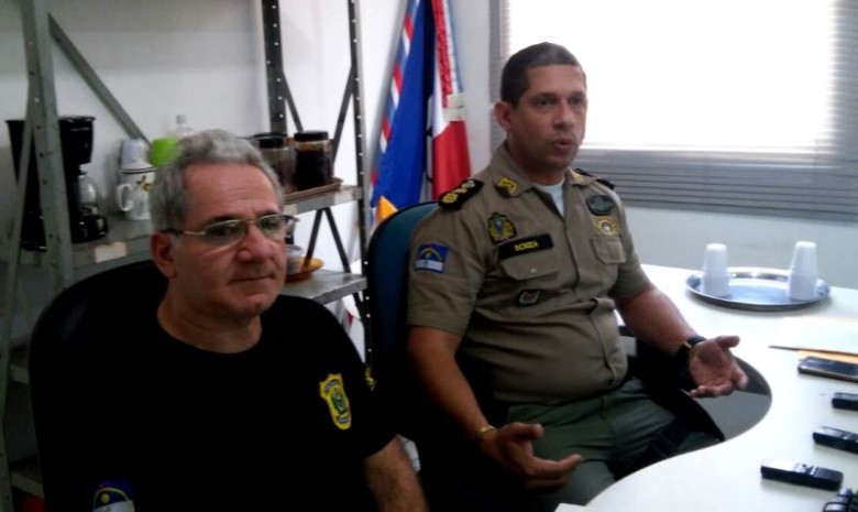 Delegado Eronildo Rodolfo e o tenente-coronel Souza durante coletiva de imprensa. (Foto: Fernando Guerra)