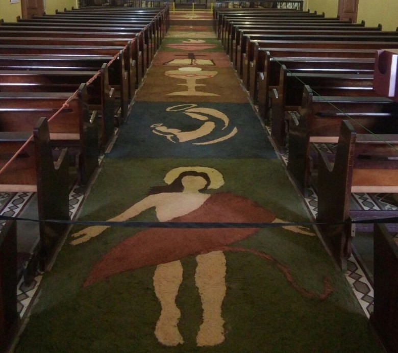 Em São Lourenço da Mata, no Grande Recife, tapetes já estão prontos para o dia de Corpus Christi (Foto: Reprodução/WhatsApp) 