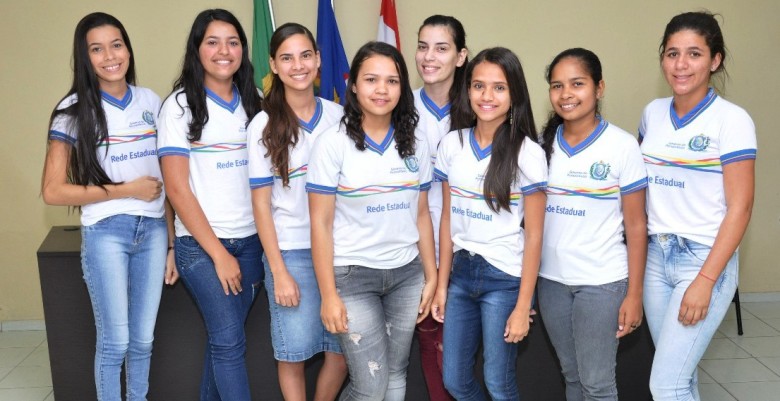 As alunas de Casinhas selecionadas pelo PGM 2017 foram saudadas na Câmara de Vereadores na sessão plenária da última quarta-feira (9) (Foto: Henrique Silva)