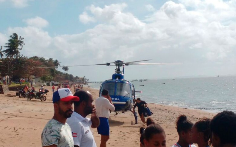 Vítimas são resgatadas na praia do Duro, em Vera Cruz (Foto: Luís Paulo / Arquivo Pessoal)