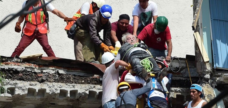 Um homem é resgatado de escombros em um prédio na Cidade do México após terremoto na terça-feira (19) (Foto: Ronaldo Schemidt/AFP )