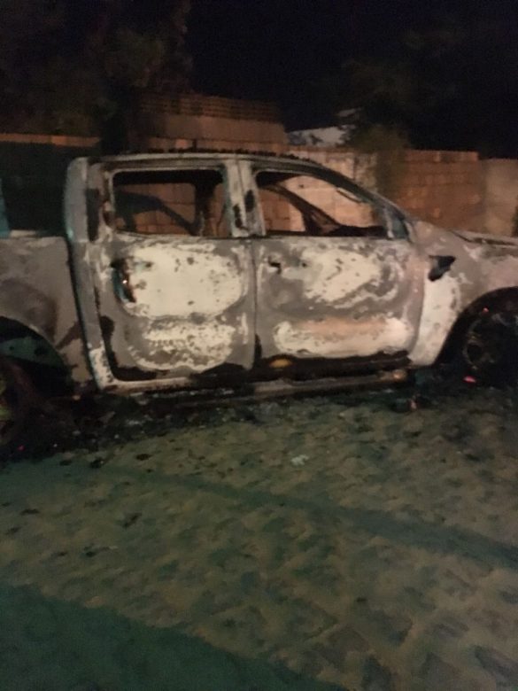 Carro queimado por bandidos em Surubim (Foto: WhatsApp/Reprodução)