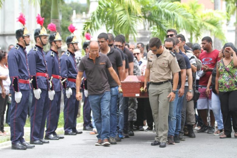Tenente da PM morto em fuga de presídio na Paraíba é sepultado no