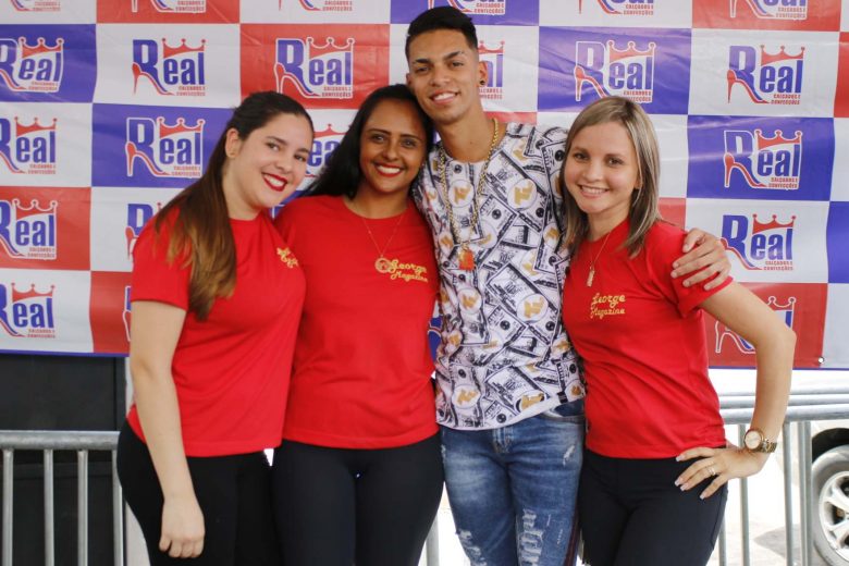 Devinho Novaes e seus fãs durante inauguração da Real Calçados em Surubim. | Foto: Lulu/Surubim News