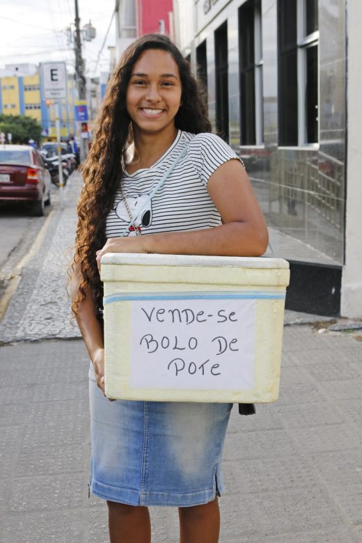 Amanda Fernanda (de 19 anos) e seus deliciosos bolos de pote, no Centro de Surubim. | Foto: Lulu/Surubim News