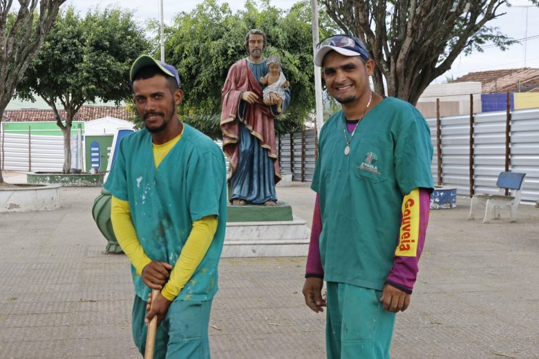 Grandes trabalhadores, Telvânio Inácio e Marcos Antônio, em Lagoa da Vaca. | Foto: Lulu/Surubim