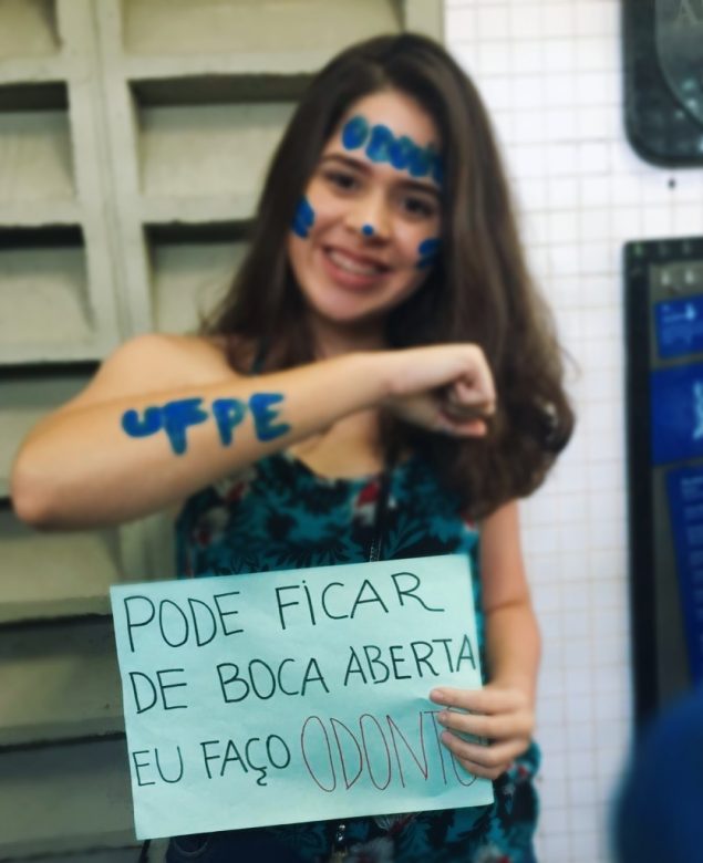 Aprovada em Odontologia na UFPE, eis Ellen Amanda, de 17 anos. | Foto: Divulgação/Facebook