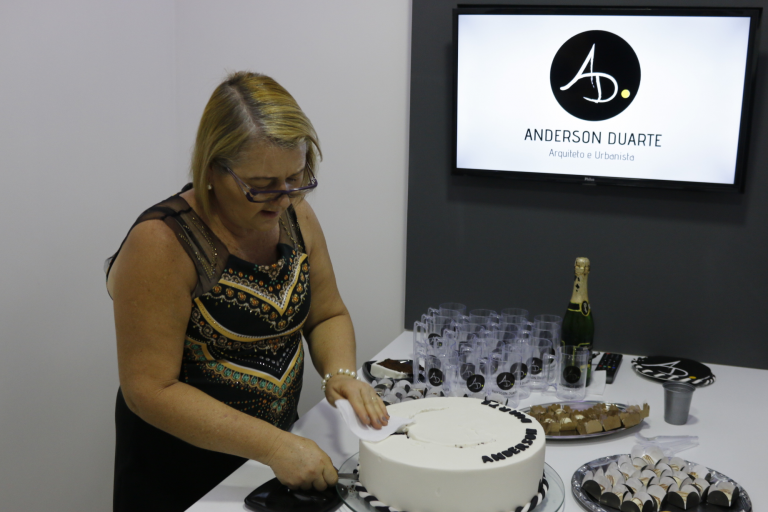 A mãe de Anderson, Antonia da Silva Duarte, cortando uma fatia de bolo para oferecer aos convidados. | Foto: Lulu/Surubim News