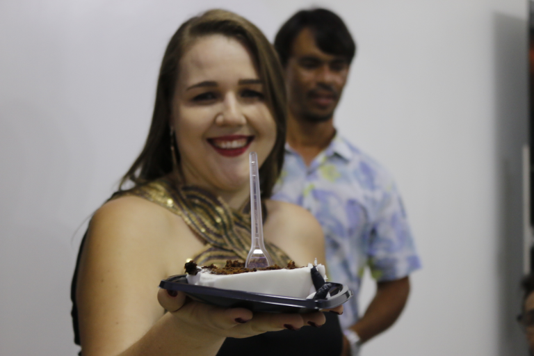 A simpática irmã de Anderson, Andreza Fernanda, oferecendo bolo aos convidados. | Foto: Lulu/Surubim News