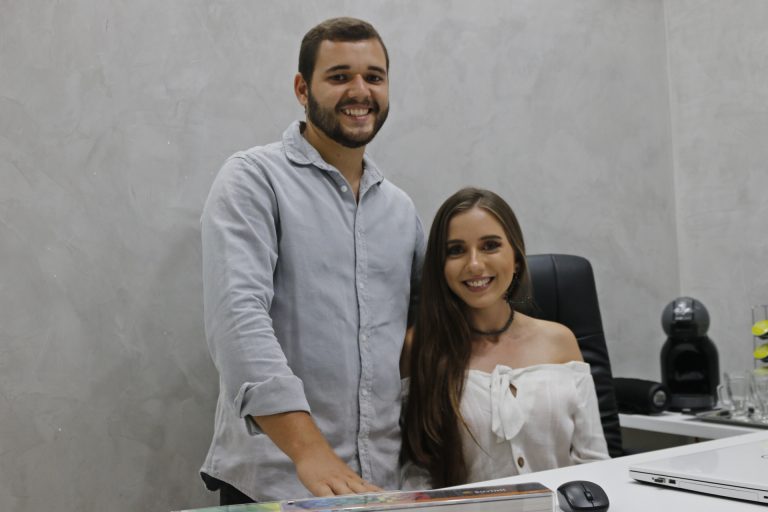 O arquiteto Anderson Duarte e sua namorada, Joelma Almeida. | Foto: Lulu/Surubim News