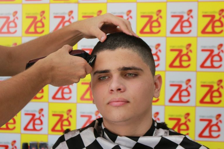 Ação solidária de corte de cabelo e barba, promovida pelo Mercadão do Zé, em parceria com a Barbearia Portella. | Foto: Lulu/Surubim News
