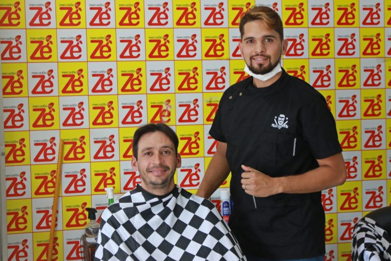 Ação solidária de corte de cabelo e barba, promovida pelo Mercadão do Zé, em parceria com a Barbearia Portella. | Foto: Lulu/Surubim News