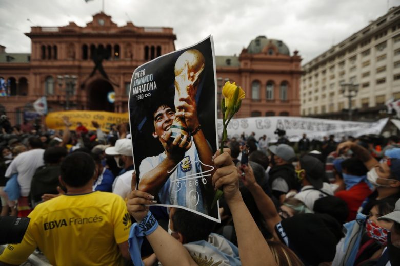 Argentinos se despedem de Maradona na Casa Rosada — Foto: AP Photo/Natacha Pisarenko