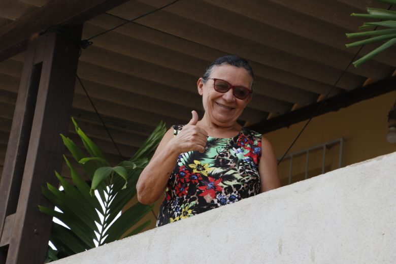 Após espera de 30 anos, os problemas com lamaçal acabarão: em destaque a alegria de Maria, moradora da Rua Severina Alexandre da Silva no bairro Nova Esperança, ao presenciar na sexta-feira, 09 de abril, o início da obra de calçamento na sua localidade, através da Prefeitura de Surubim.