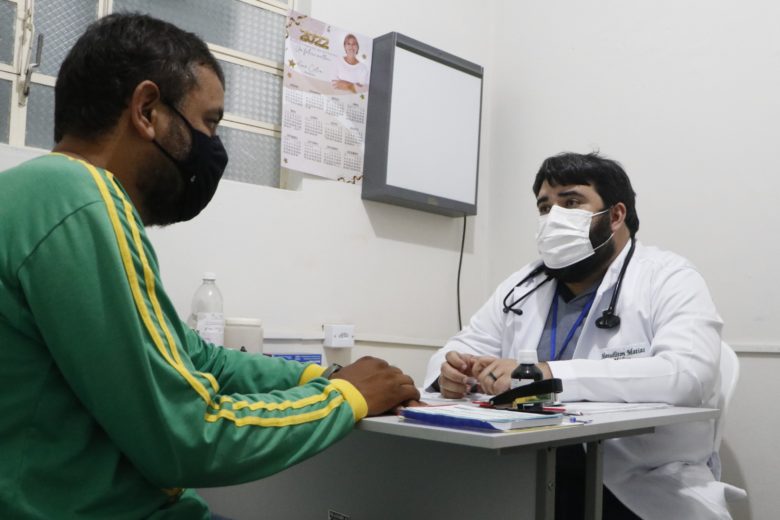 Doutor Manuéliton Matias atendendo em Surubim. | Foto: Lulu/Surubim News